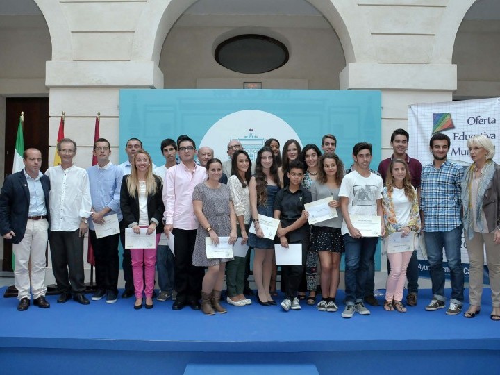 El Ayuntamiento entrega los premios a las mejores trayectorias educativas